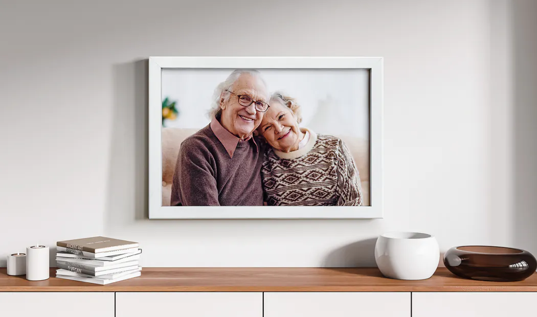 Une photo encadrée de grands-parents sur un buffet