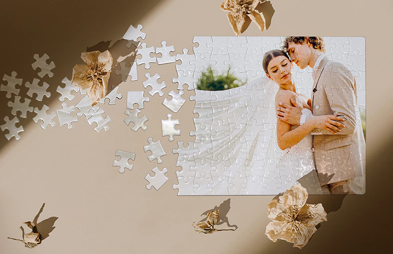 Puzzle personnalisé : une famille joyeuse dans un décor hivernal, quelques pièces éparpillées, prêt à être assemblé.
